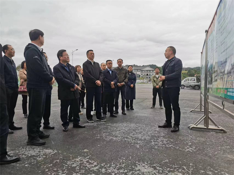 自貢市人大常委會副主任、民建自貢市委主委王孝謙一行考察四川供銷西南冷鏈物流基地
